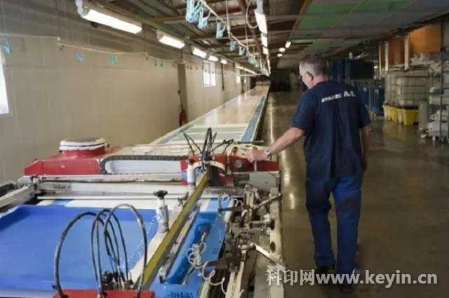 動(dòng)則上萬(wàn)的絲網(wǎng)印刷品,揭秘愛(ài)馬仕絲巾的制作過(guò)程_市場(chǎng)政策_(dá)科印印刷網(wǎng)